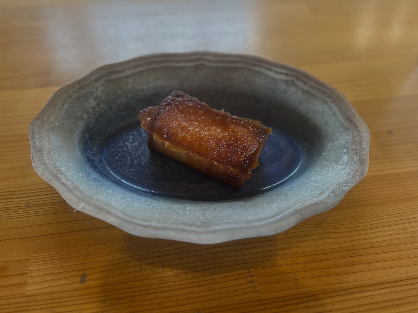 器にのせた焼き菓子とクリームの入ったパン